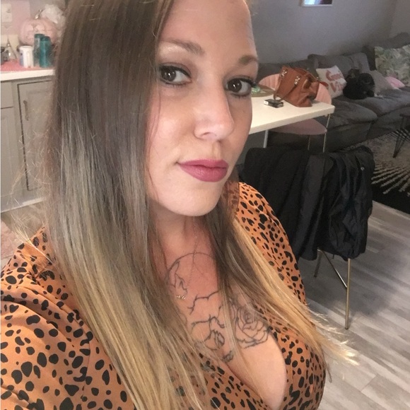 Meet your Posher, Laura 🩷🩷🩷 - Picture 4 of 4